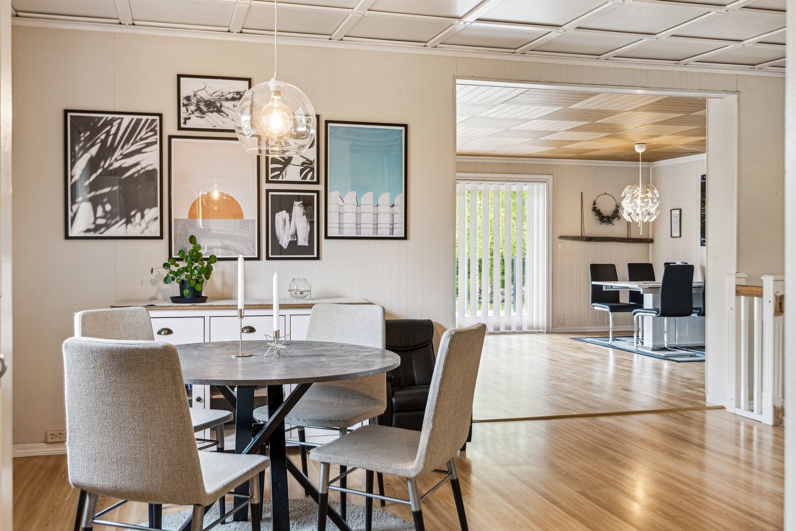 Spisestue inntil kjøkkenet Galleribilde