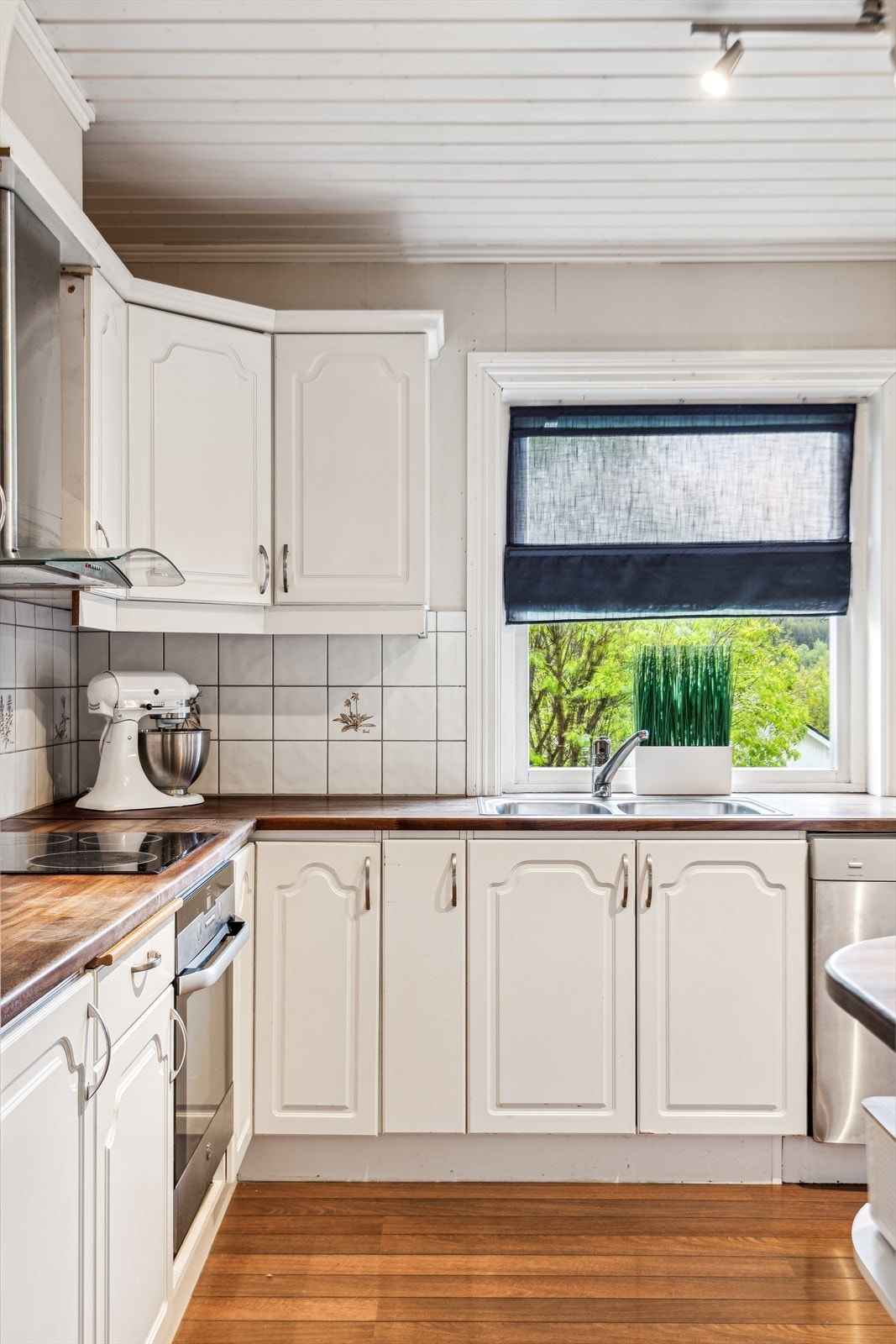 Heltre benkeplater - Vindu mot øst og utsikt til skogkledde berg Galleribilde