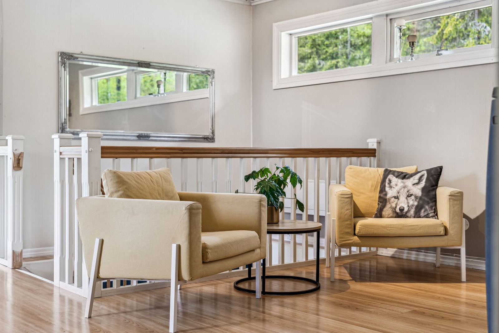 Plass for en hyggelig sittegruppe er det også i spisestua, ved kjellernedgangen Galleribilde