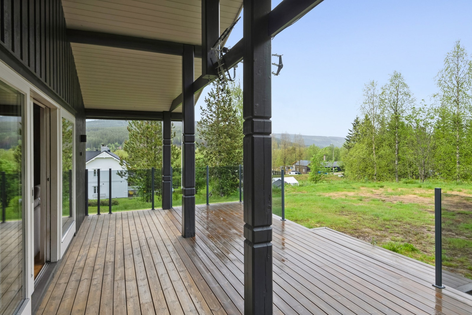 Terrassen utenfor stua innbyr til trivelige stunder Galleribilde