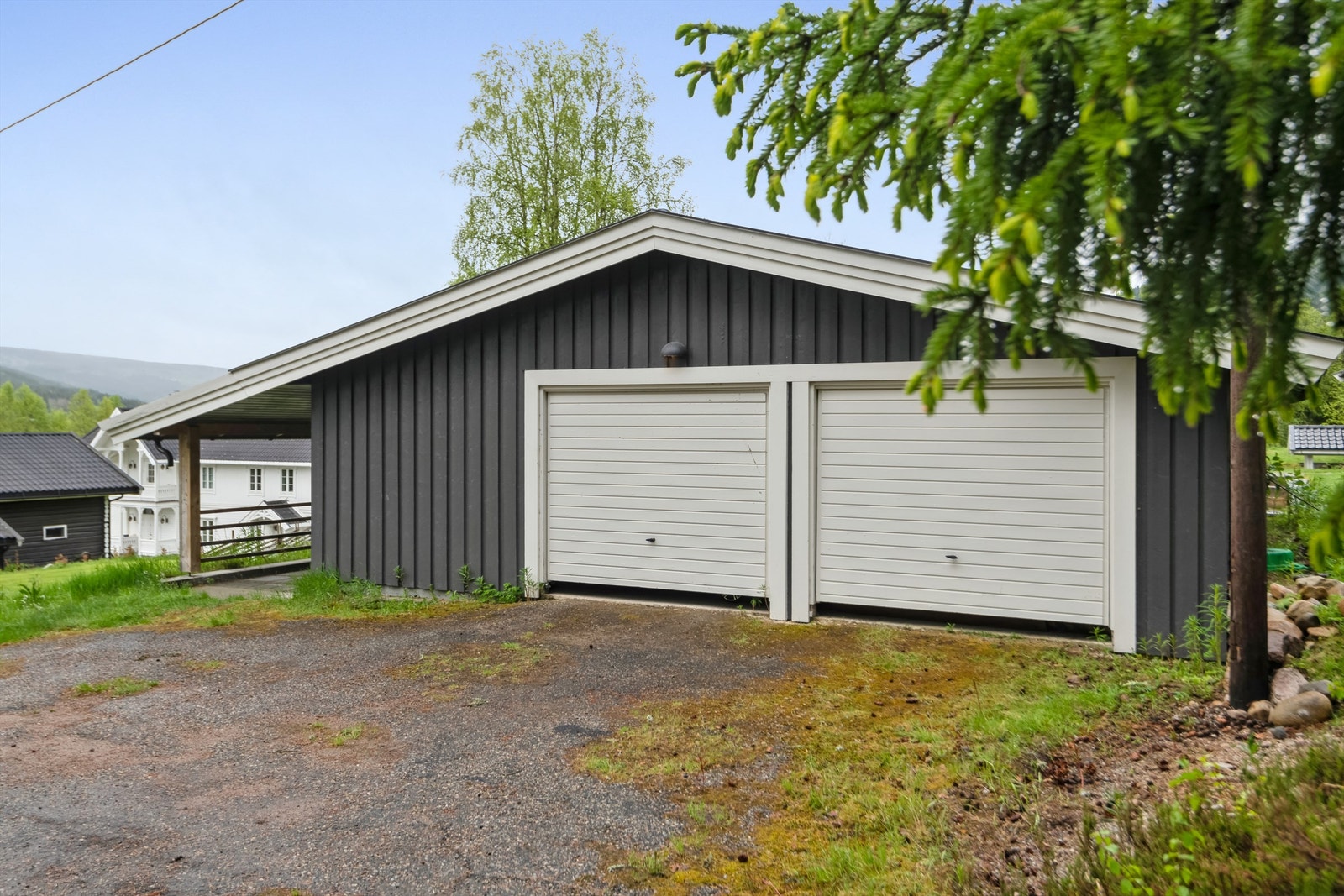 Dobbelgarasje med bod Galleribilde