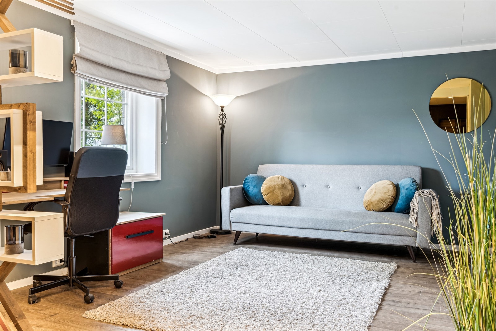 Kjellerstue med kontorplass - Et tidligere soverom som er innlemmet i det store rommet Galleribilde