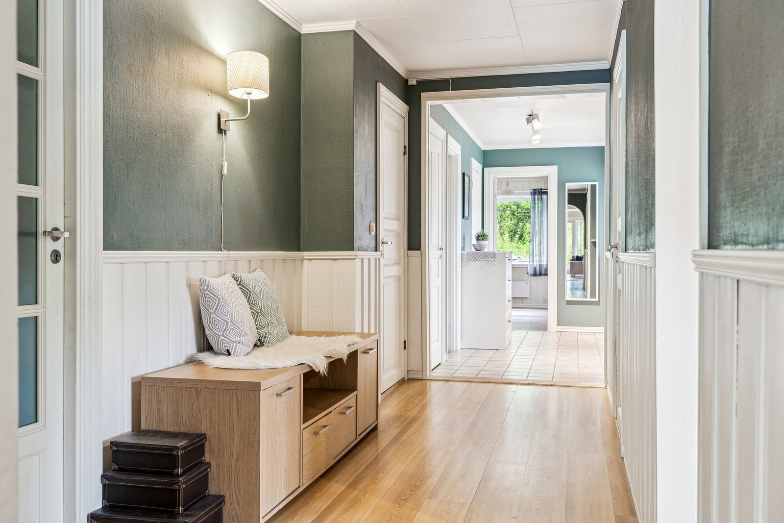 Lys og trivelig entré med en trivelig gang innenfor Galleribilde