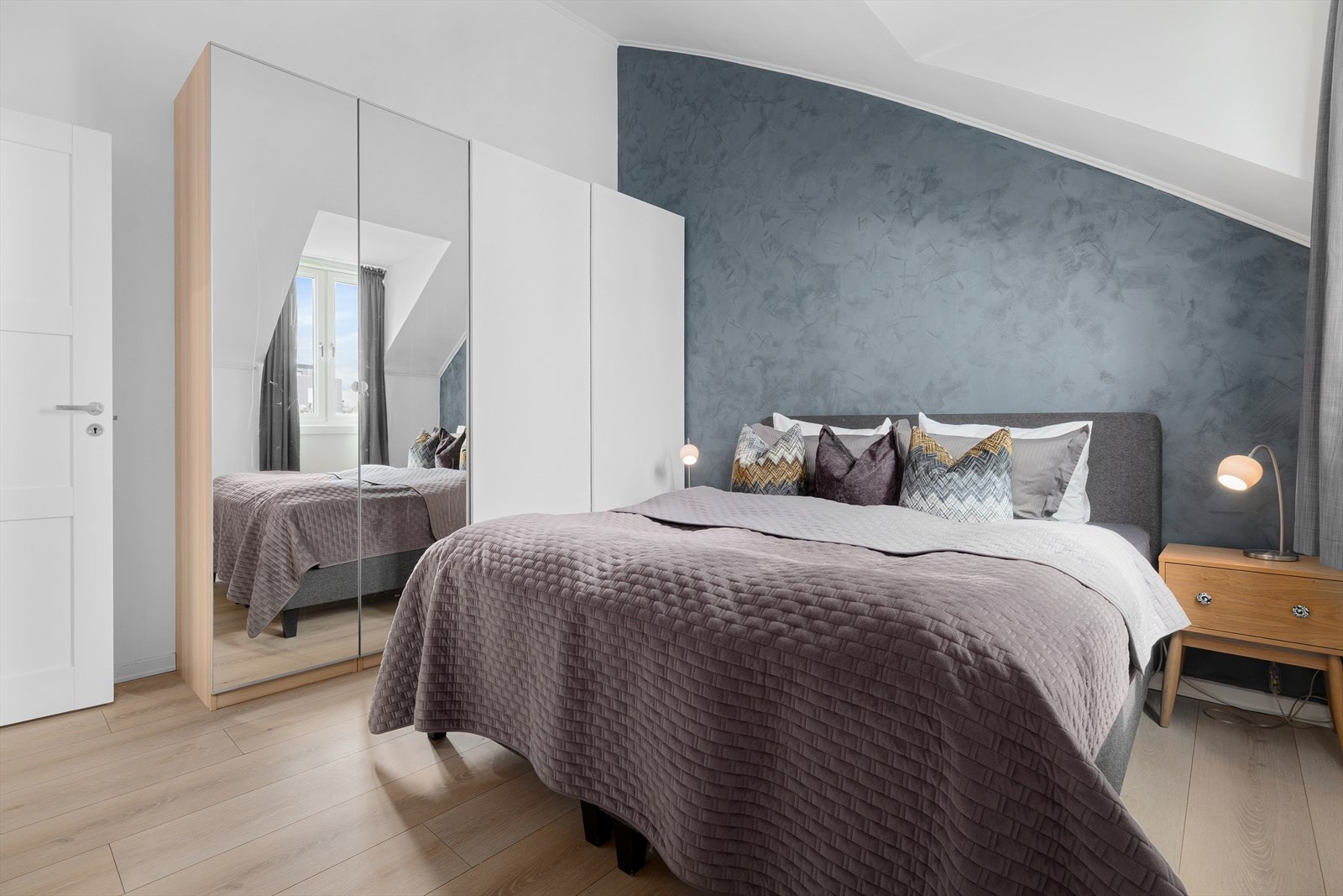 Svært romslig hovedsoverom med god plass til dobbeltseng, nattbord og masse garderobeplass Galleribilde