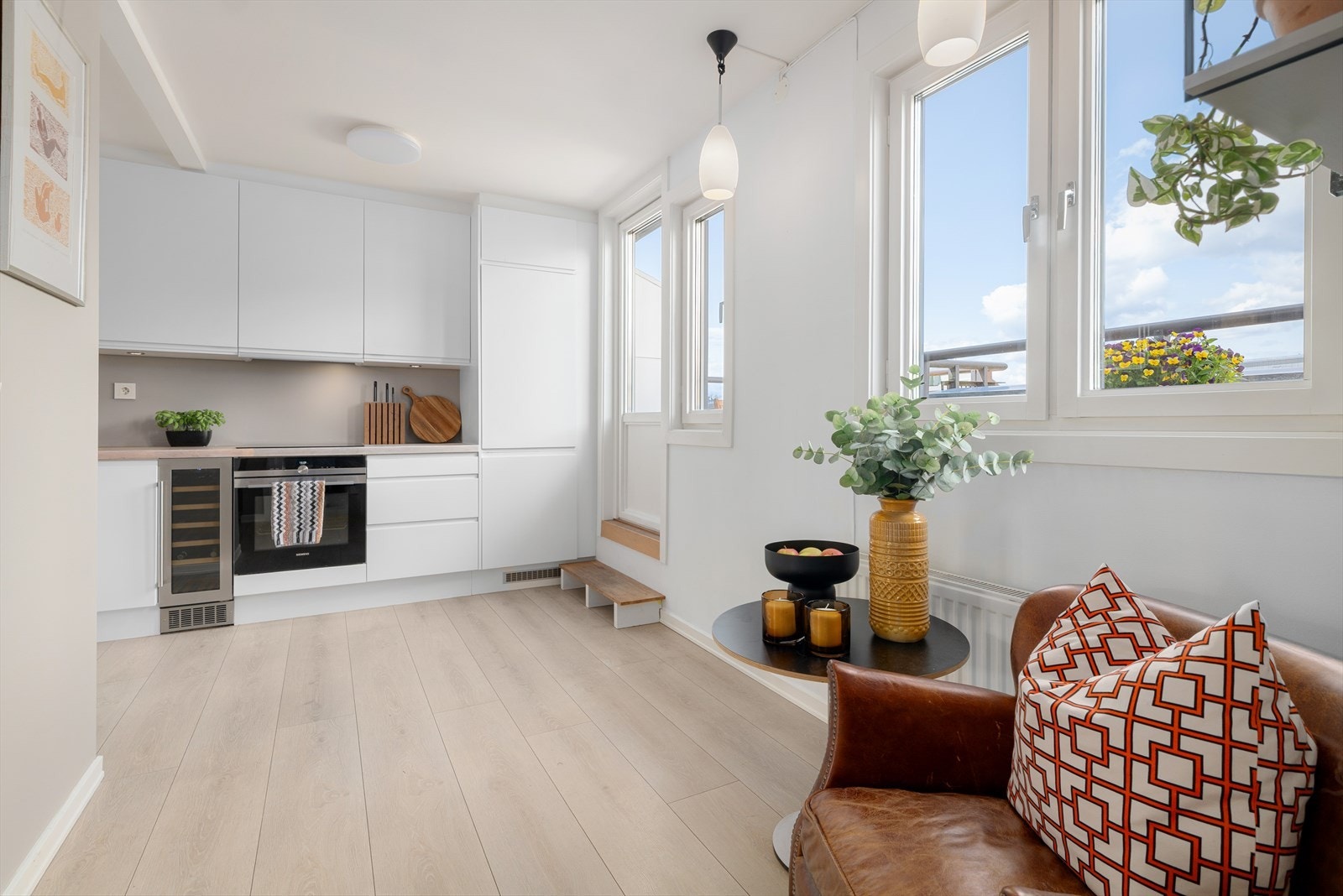 Romslig spisekjøkken med utgang til terrassen Galleribilde