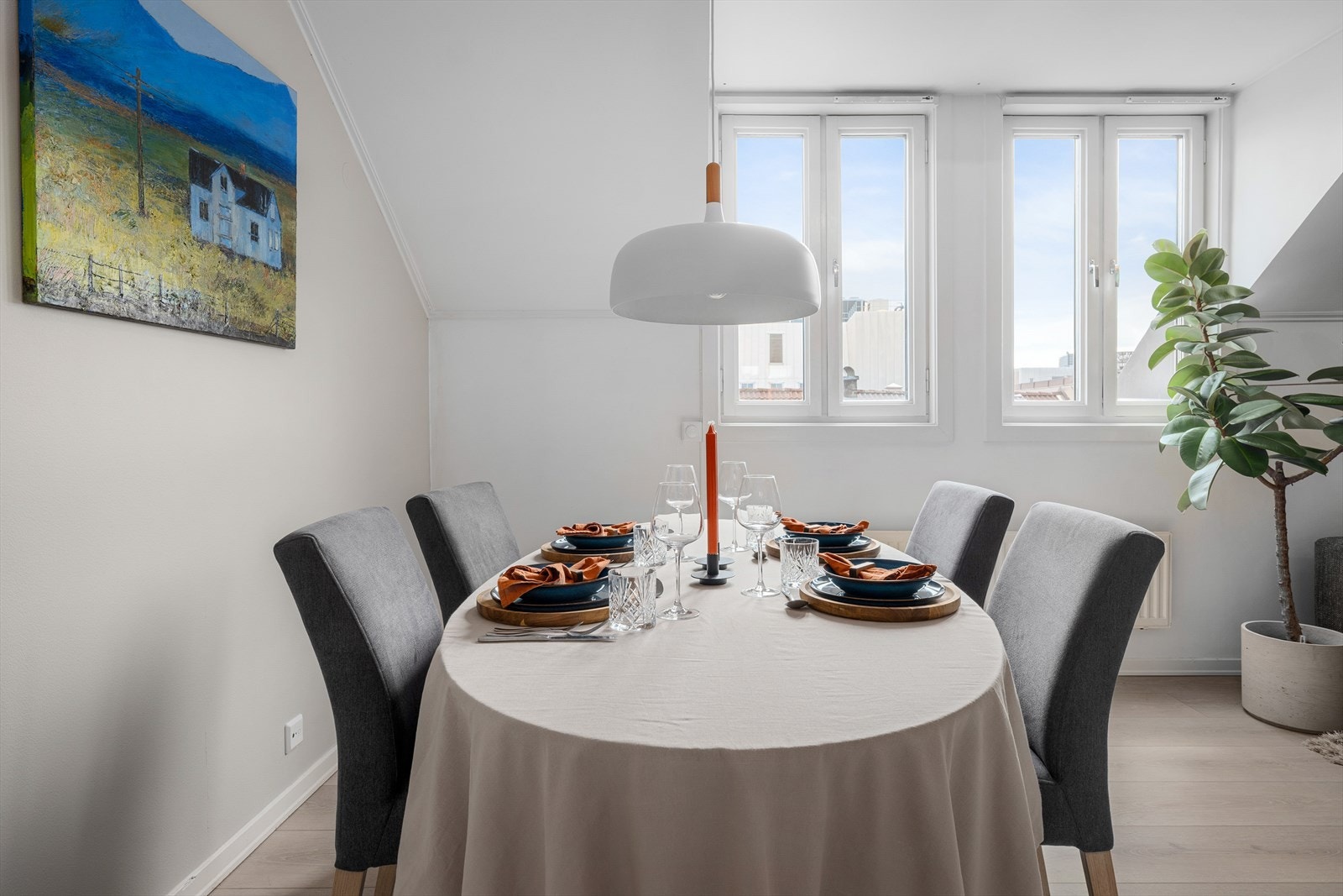 En svært lys bolig med store vindusflater som gir masse dagslys Galleribilde