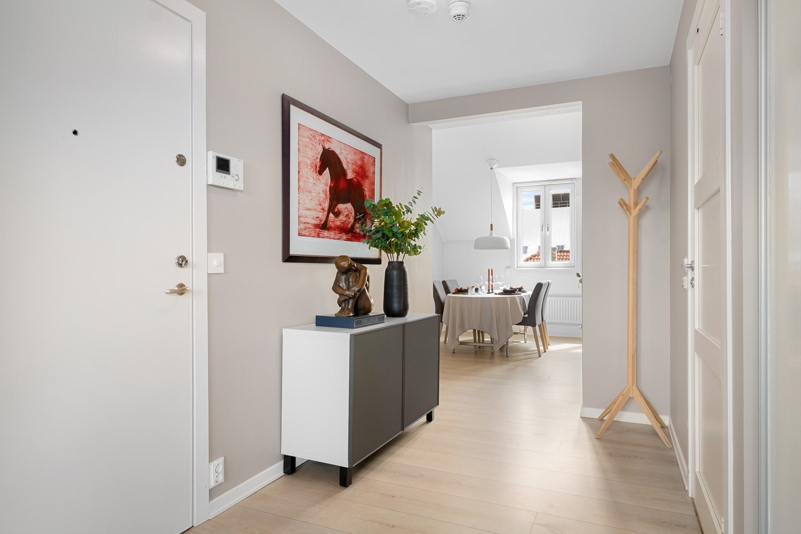 Romslig entré med god plass til klesavheng Galleribilde