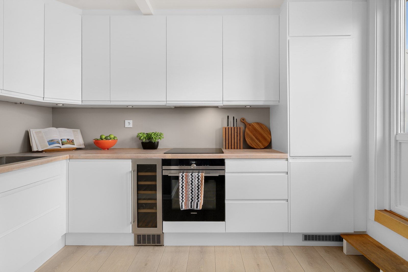 Stilrent og lekkert kjøkken fra Epoq - Integrerte hvitevarer medfølger og du har masse skap og benkeplass Galleribilde