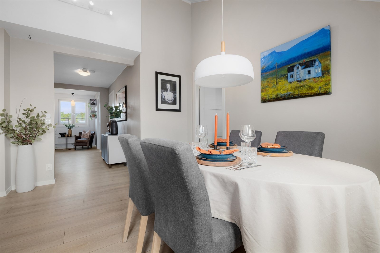 God plass til spiseplass i stue Galleribilde