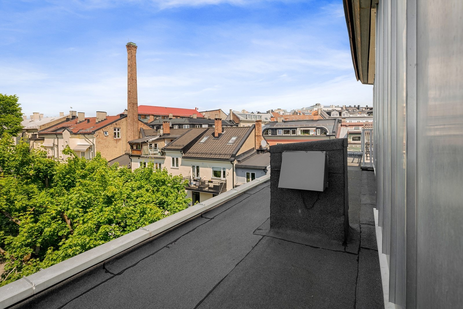 Eier har tidligere vurdert å bygge ut terrasse på sameiets fellesareal (flere naboer har gjennomført dette) Galleribilde