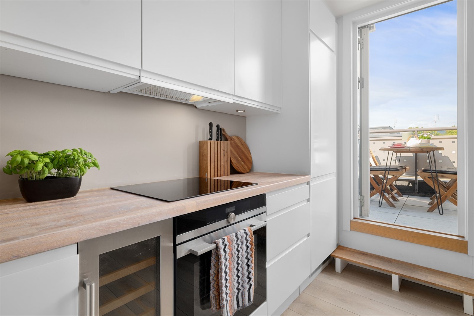 Fra kjøkken mot terrasse Galleribilde