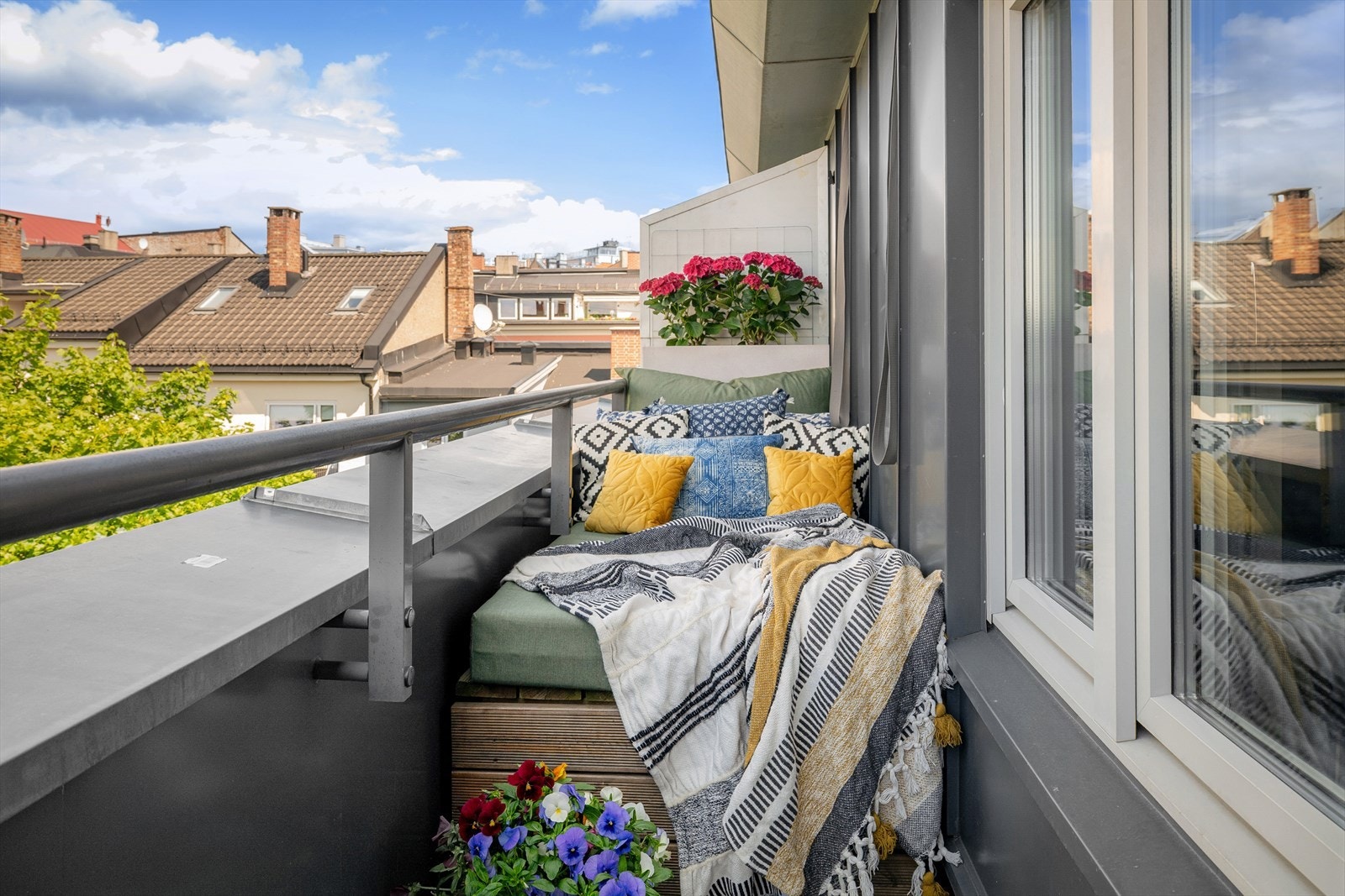 Plassbygget daybed med romslig lagringsskuff medfølger Galleribilde