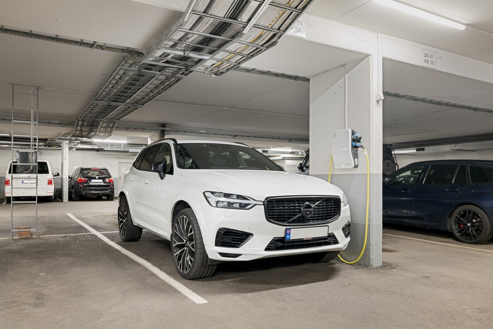 P-plass i garasje kan medfølge for kr. 650.000,- + omk. P-plassen har lader for elbil Galleribilde