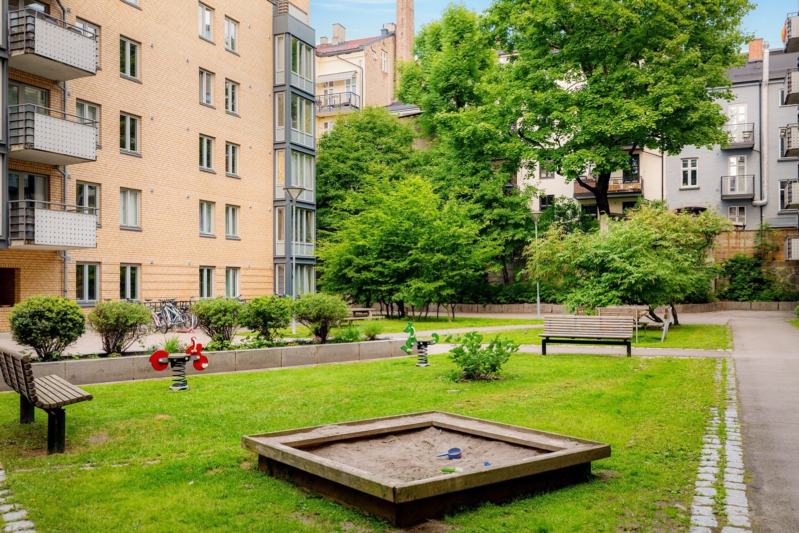 Delvis lukket indre gård - Trafikkstille og skjermet Galleribilde