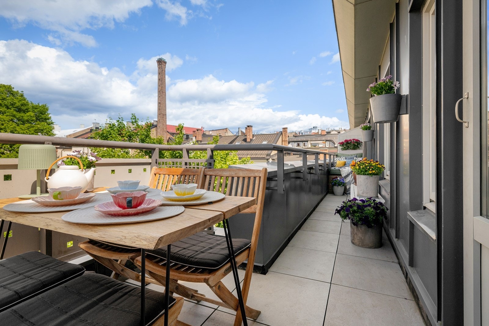 Stor terrasse/balkong med fantastiske solforhold og gode innredningsmuligheter - God plass til både lounge og spisegruppe Galleribilde