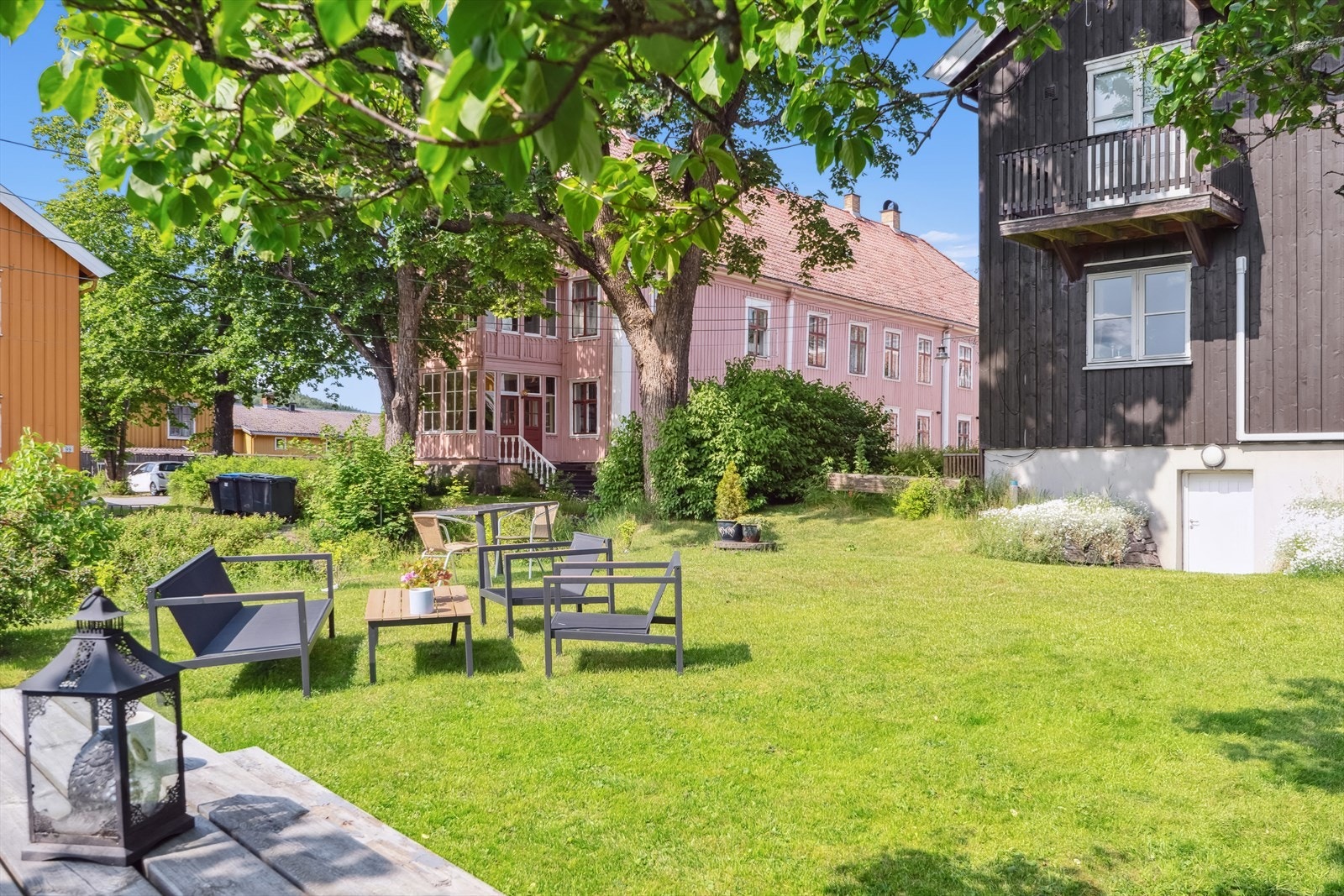 Fellesområdene er pent opparbeidet med gressplen og beplantning Galleribilde