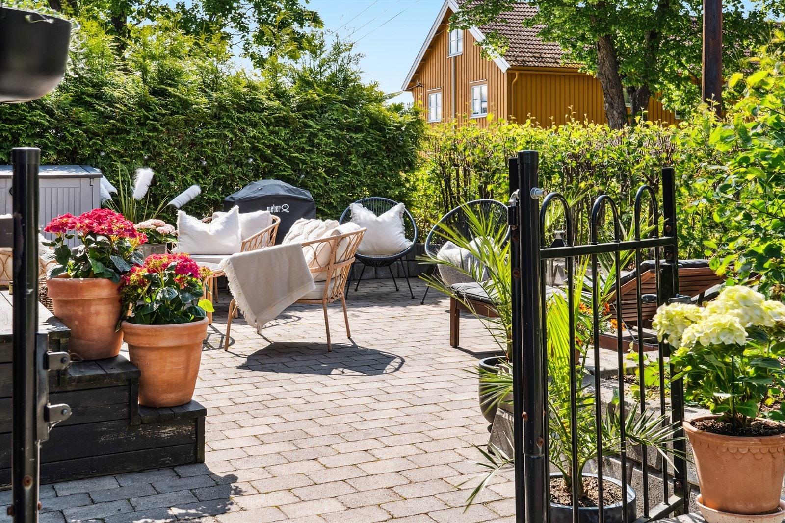 Leiligheten har en privat markterrasse belagt med belegningsstein Galleribilde