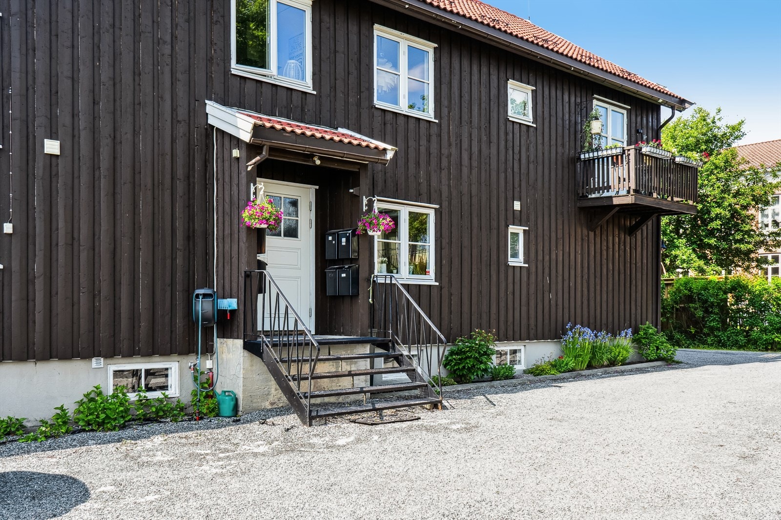 Et sjarmerende småhus omkranset av historisk bebyggelse Galleribilde