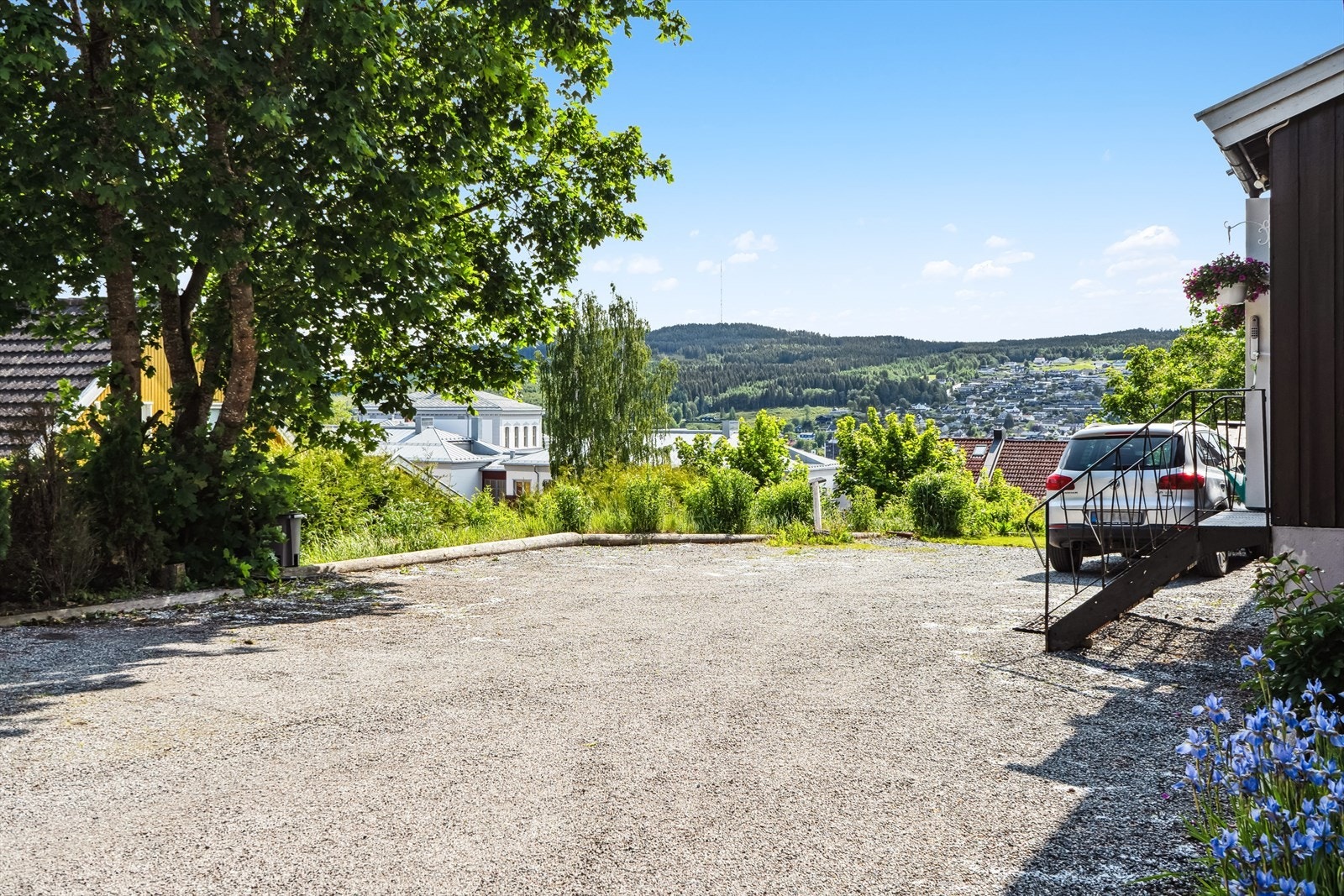 Felles parkeringsplass i bakgården Galleribilde