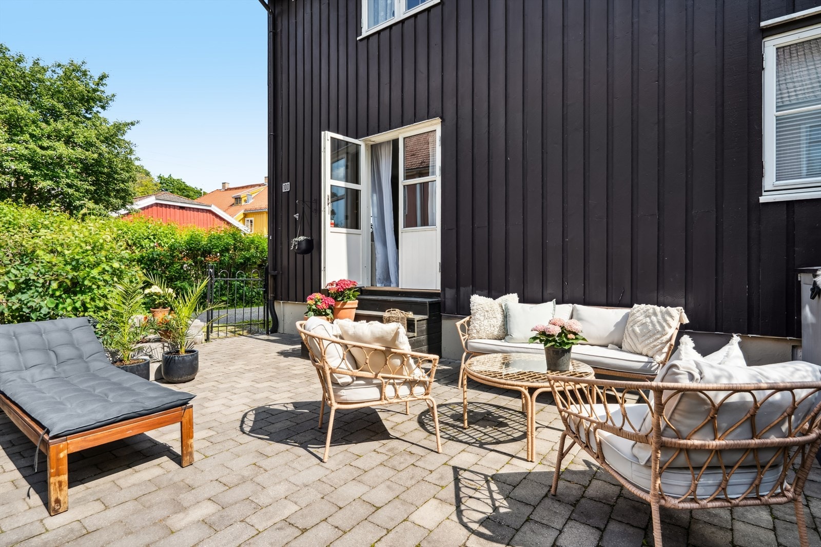 Direkte adkomst fra stuen og via port Galleribilde