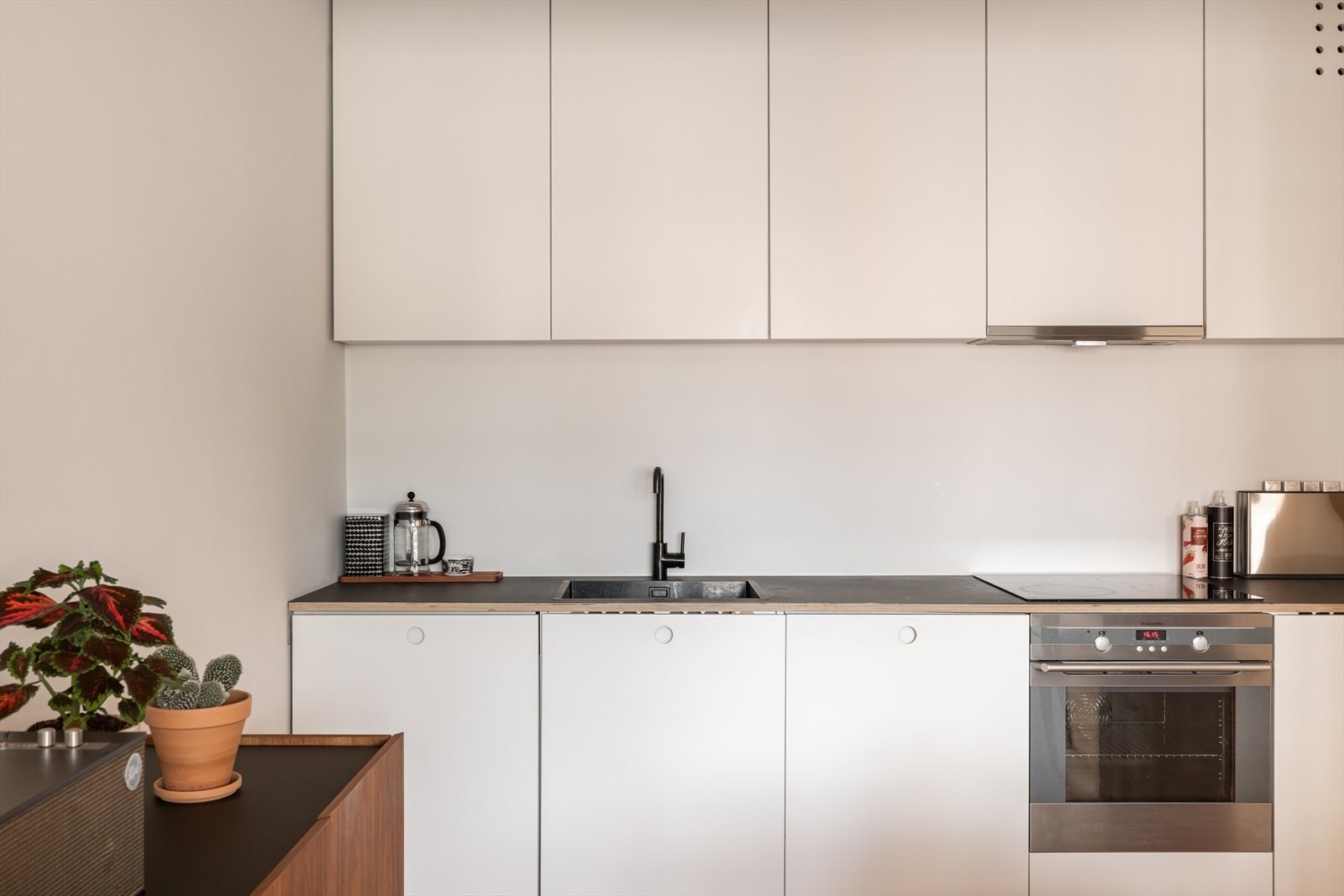 Benkeplaten er i malt kryssfinér og integrerer en moderne induksjonstopp. Galleribilde