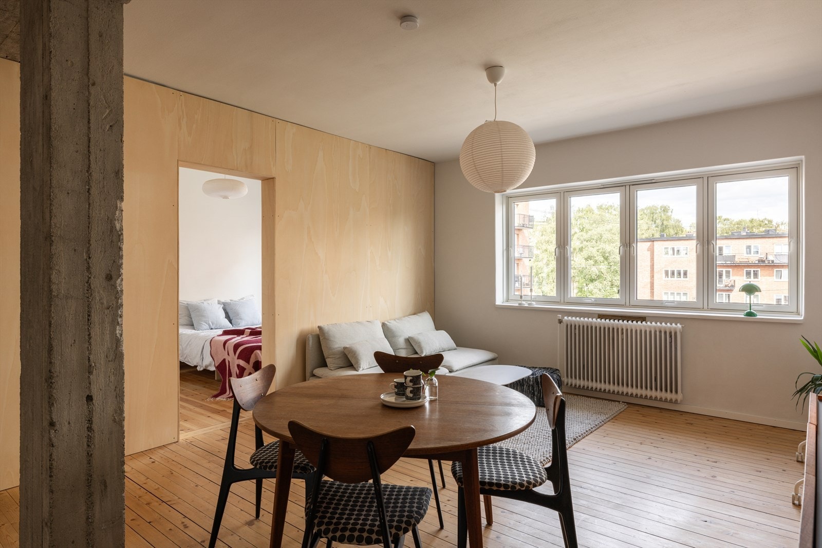 De fire vinduene i stuen gir godt med lysinnslipp og skaper et behagelig inneklima. Galleribilde