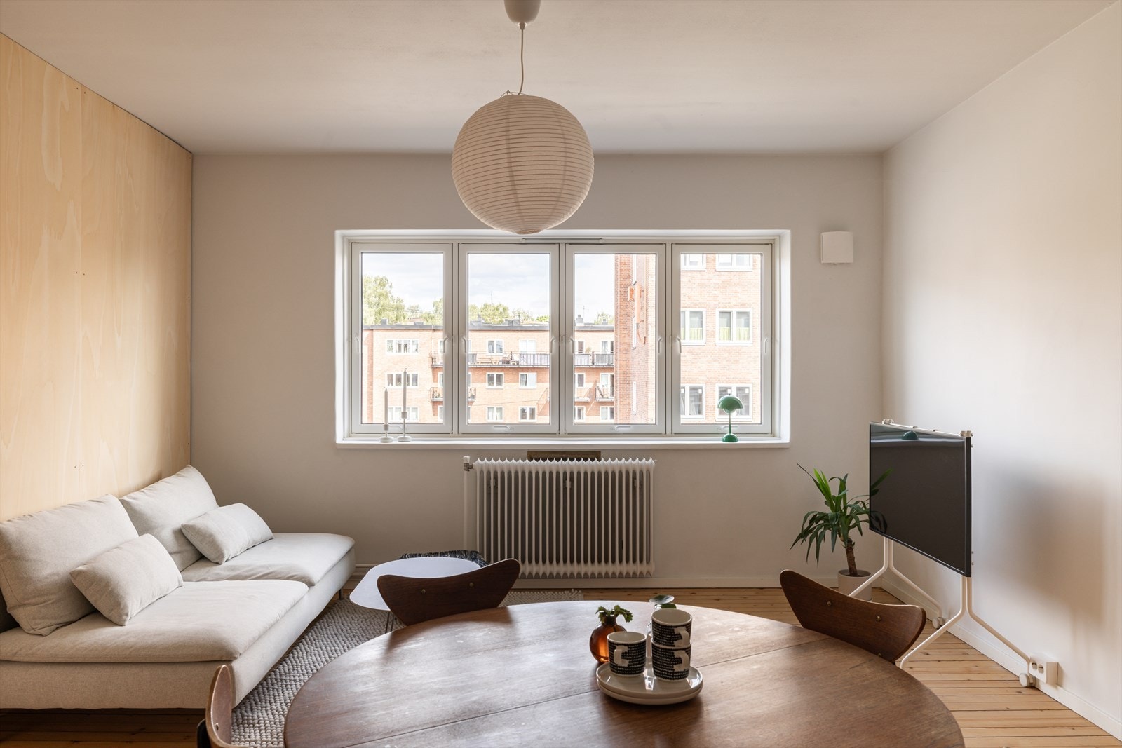 Leiligheten ligger fint til i gårdens 4. etasje og holder gjennomgående høy standard og oppleves som moderne. Galleribilde