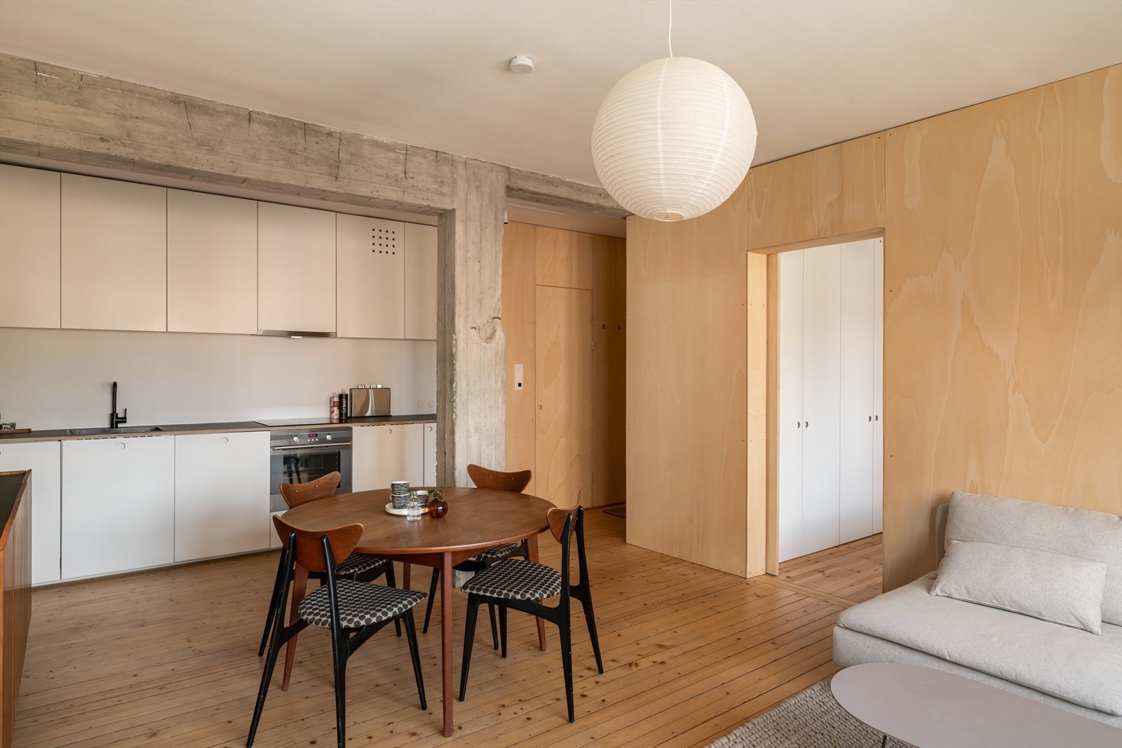 Kjøkken og stue er godt tilpasset en moderne, nordisk stil. Galleribilde