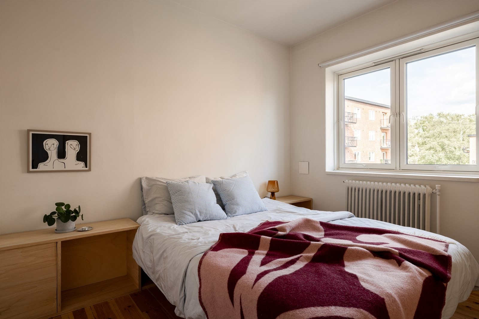 Lyst og romslig soverom med store vinduer som slipper inn rikelig med naturlig lys. Galleribilde