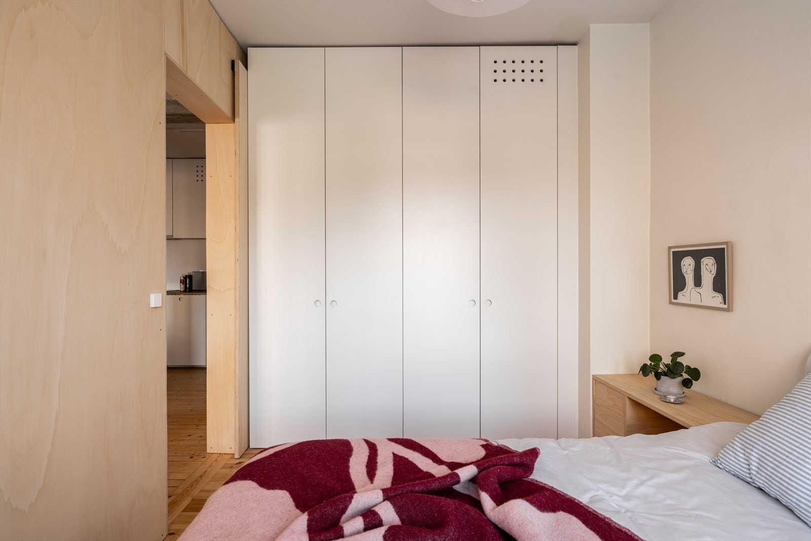 Soverommet har god plass til dobbeltseng og garderobeløsning Galleribilde