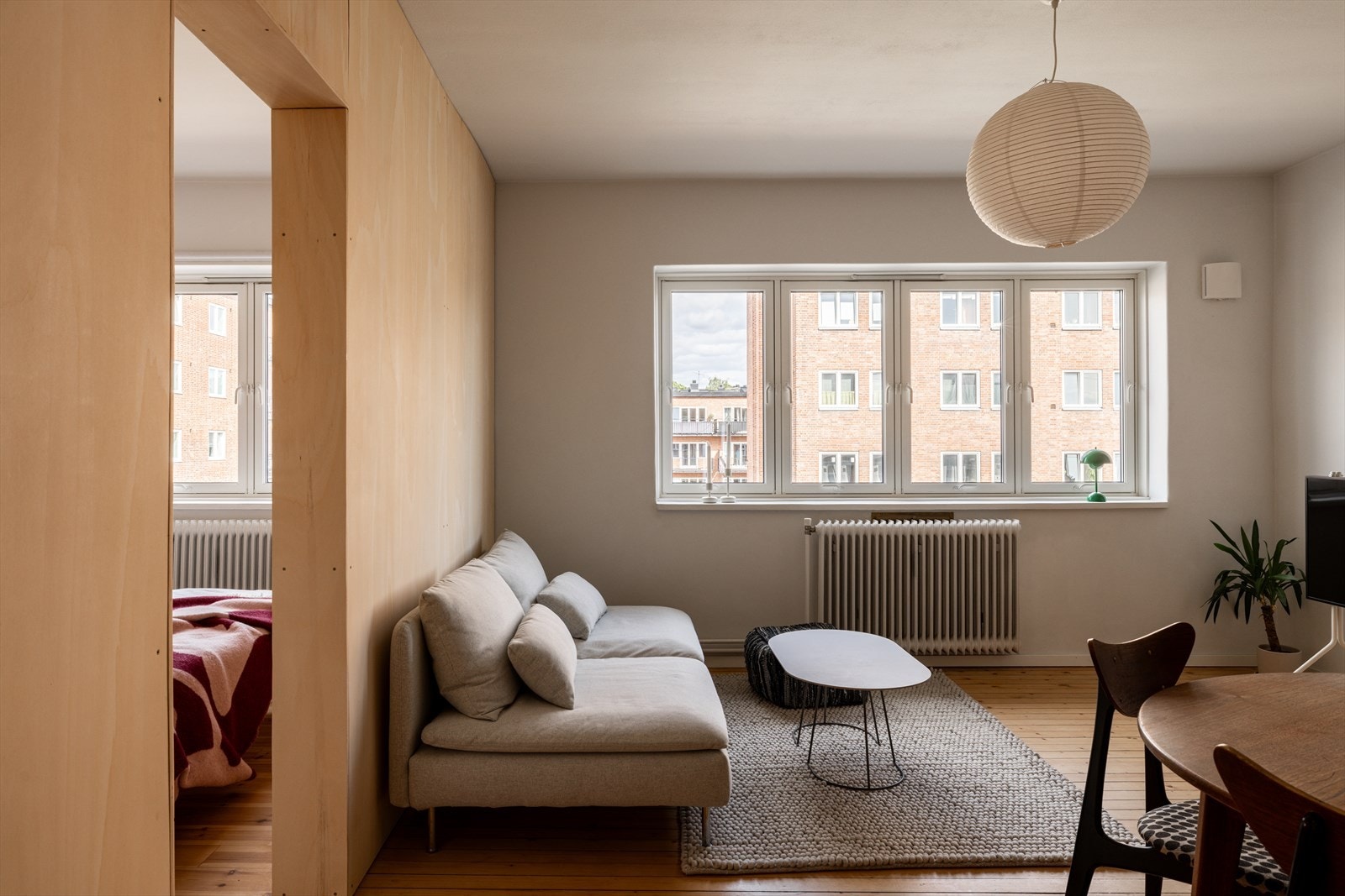 Det er orginalt tregulv i stuen og det er kryssfinèr på enkelte vegger, noe som gir rommet et personlig utrykk. Galleribilde