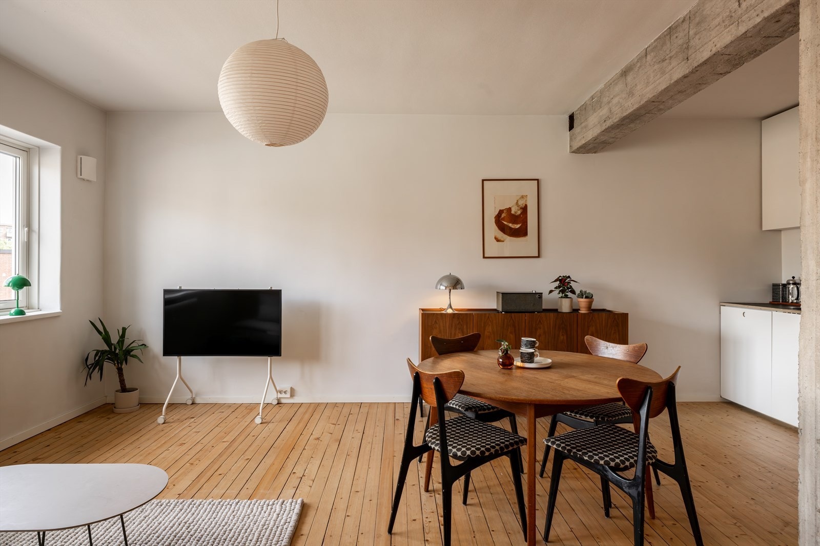 Moderne og funksjonell åpen planløsning som skaper en luftig og sosial atmosfære. Galleribilde