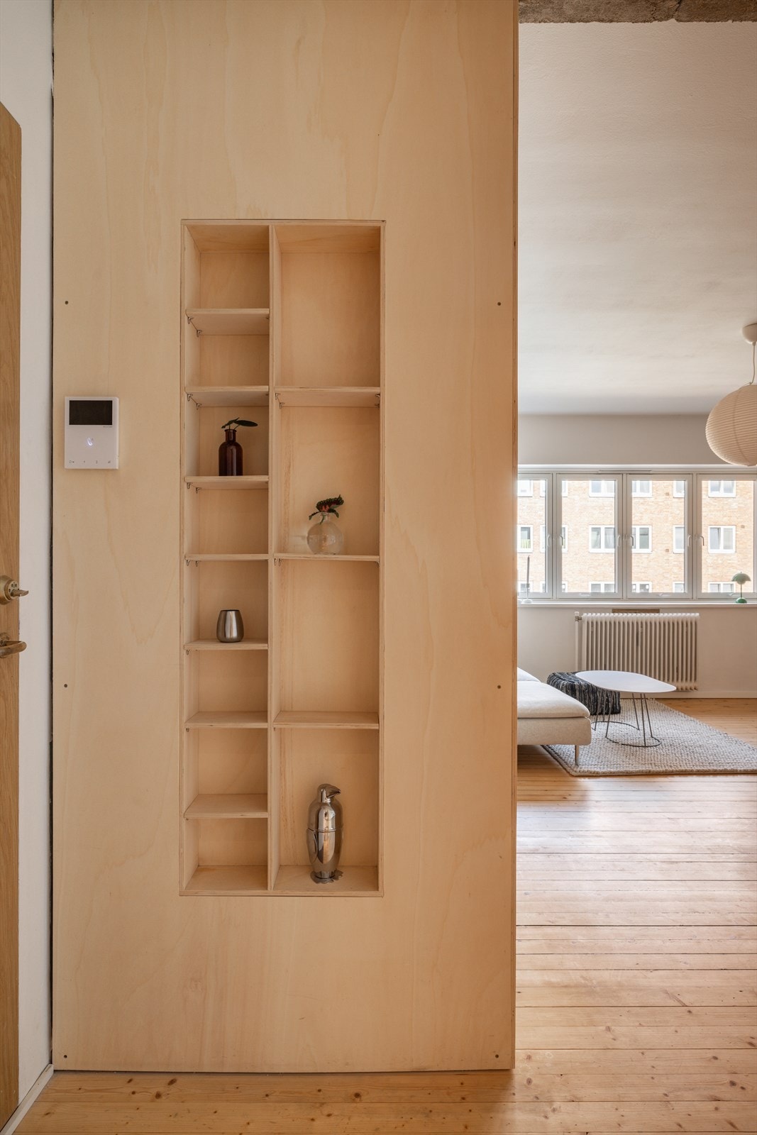 Smart hylleløsning i entreen med god plass til sko og diverse oppbevaring. Galleribilde