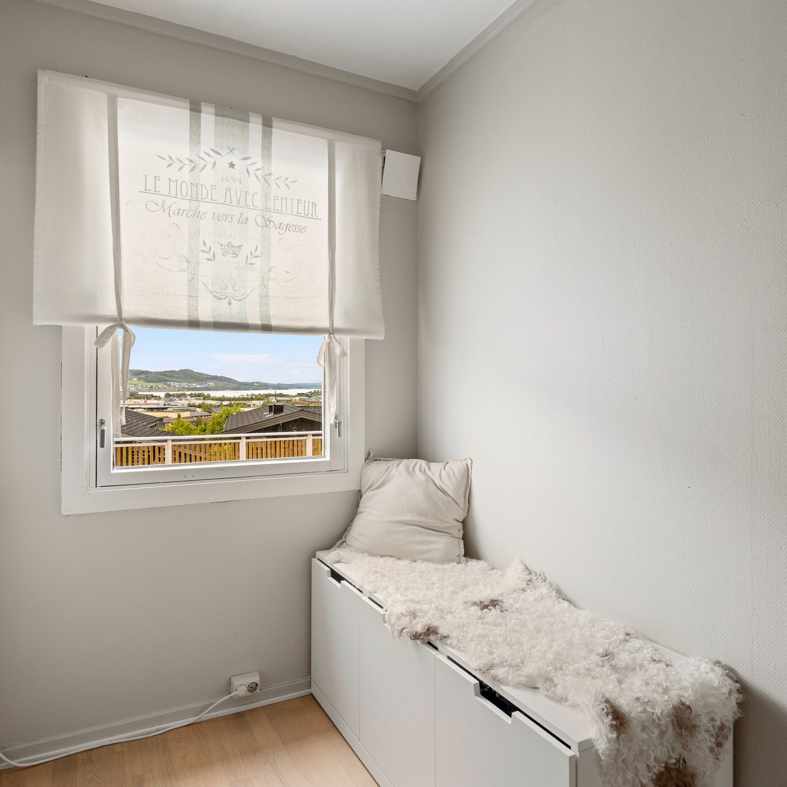 Mulighet for sitteplass, oppbevaringsmøbel, eller det en måtte trenge. Galleribilde