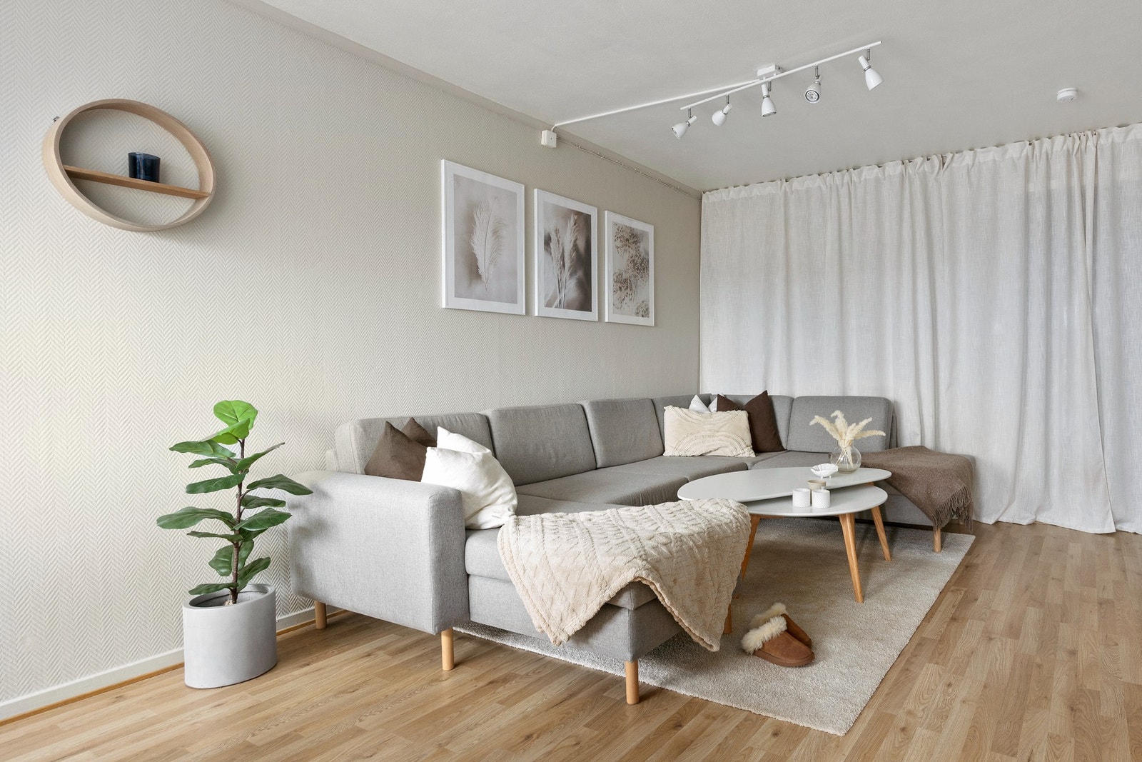 Det er god plass til både sofa og spisegruppe i stuen Galleribilde