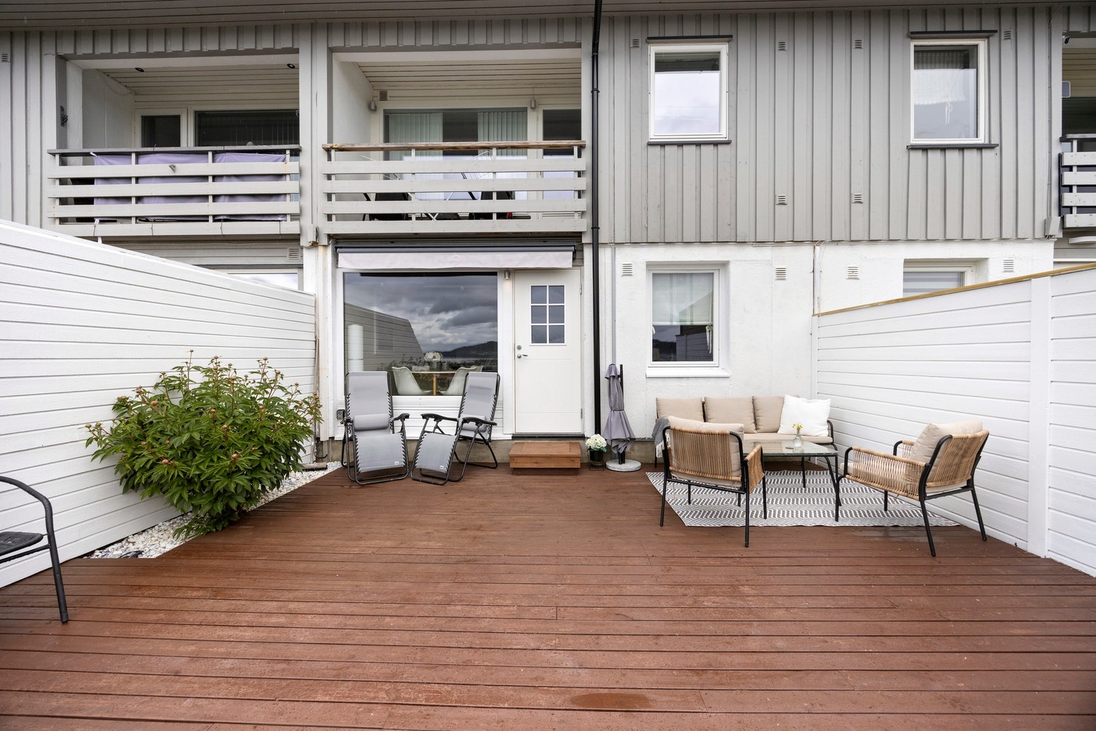 Inngangspartiet er pent opparbeidet terrasse og levegger som skjermer for innsyn Galleribilde