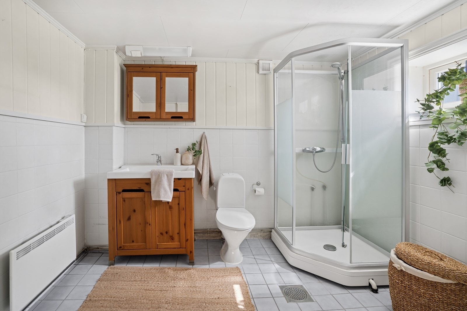 Badet i 1.etasje er innredet med servant, wc og dusjkabinett. Rommet er av behov for oppgradering Galleribilde