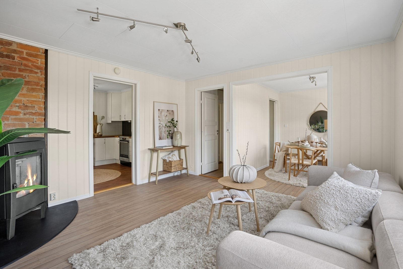 Stuen har god plass til både sofakroken og spisebordet Galleribilde