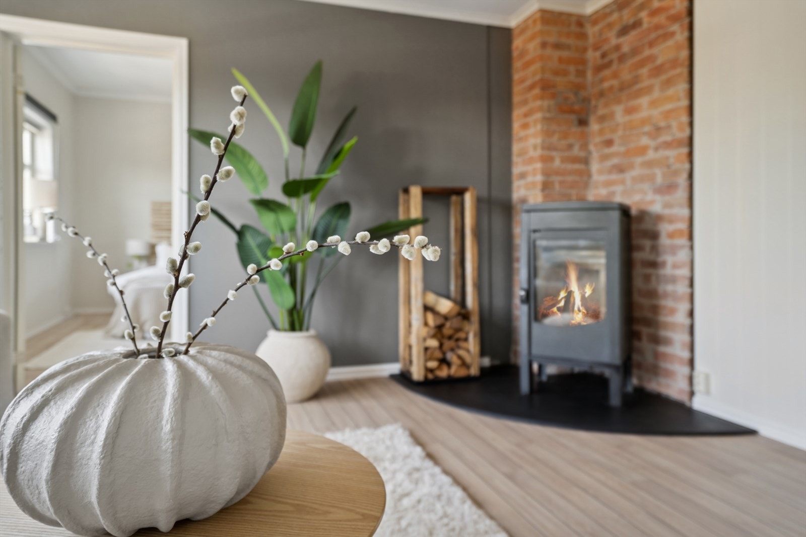 I stuen er det vedovn som gir hygge og varme på de kaldeste dagene Galleribilde