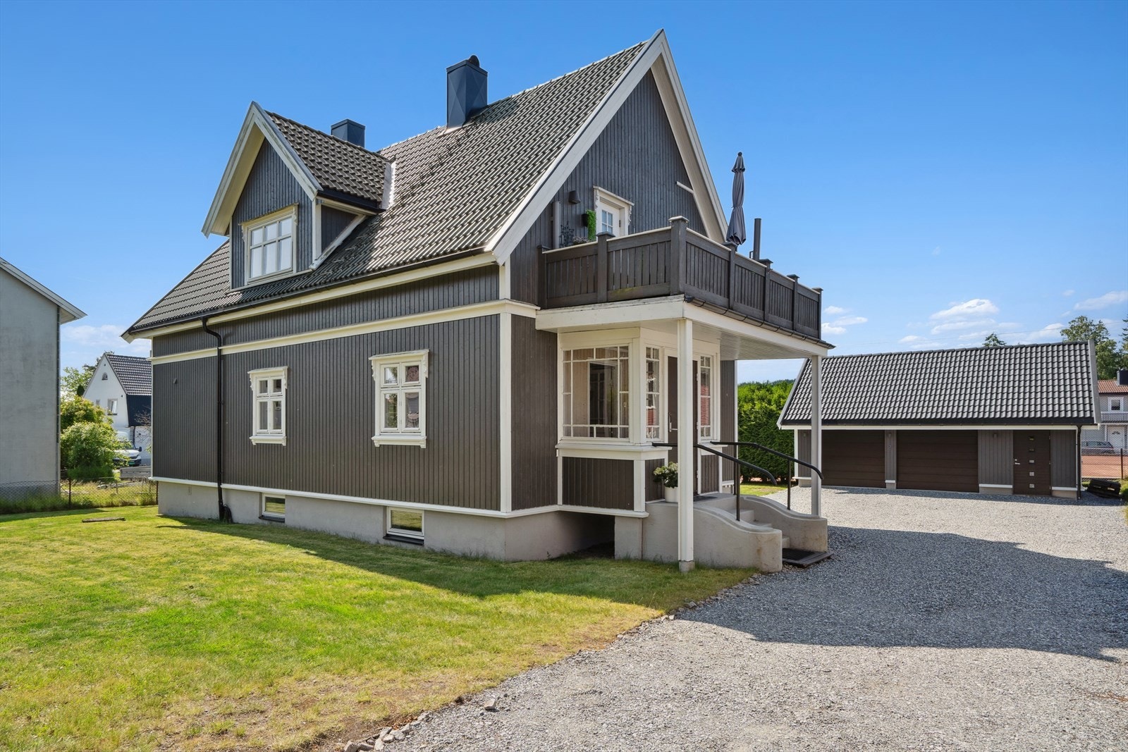 Stor gårdsplass og garasje fra 2022 Galleribilde