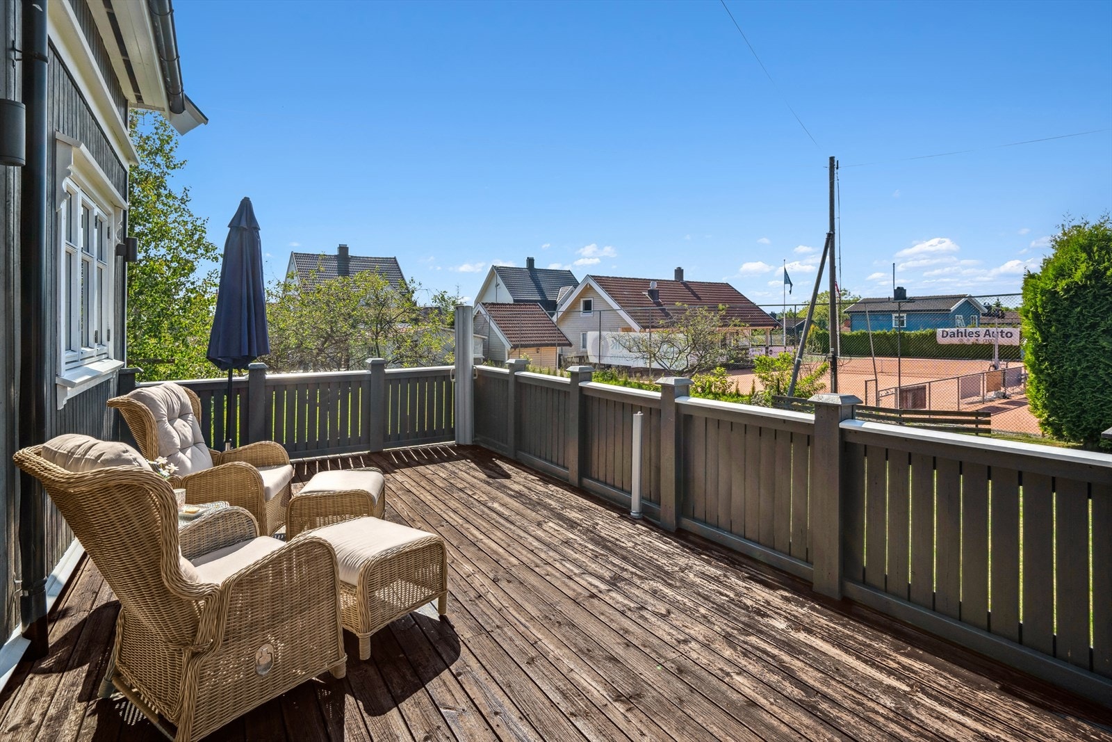 Solrik terrasse i stille og rolige omgivelser Galleribilde