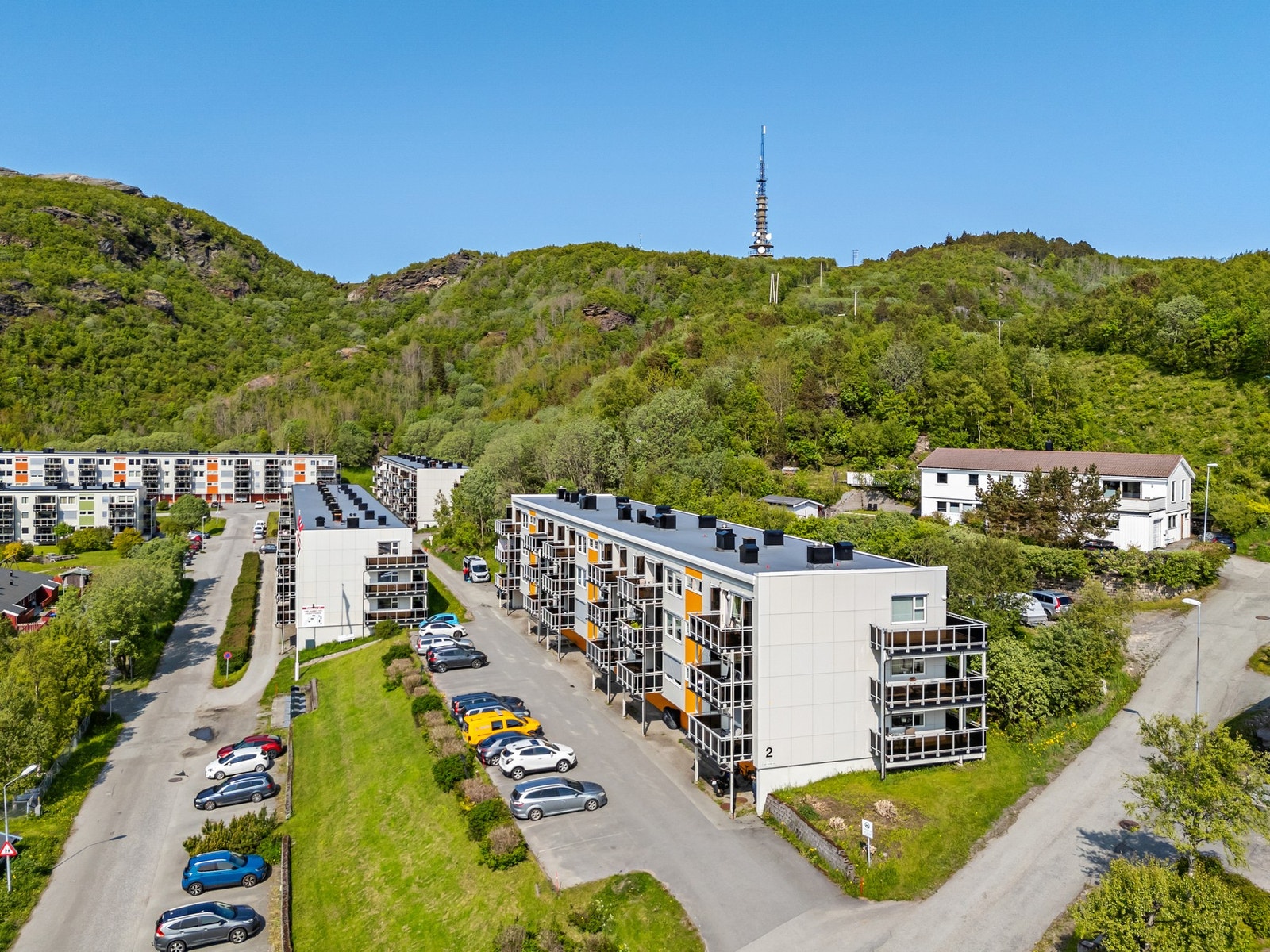 Beliggende i populære Leif Aunes borettslag, som ligger med tur- og naturområde som "nærmeste" nabo. Galleribilde