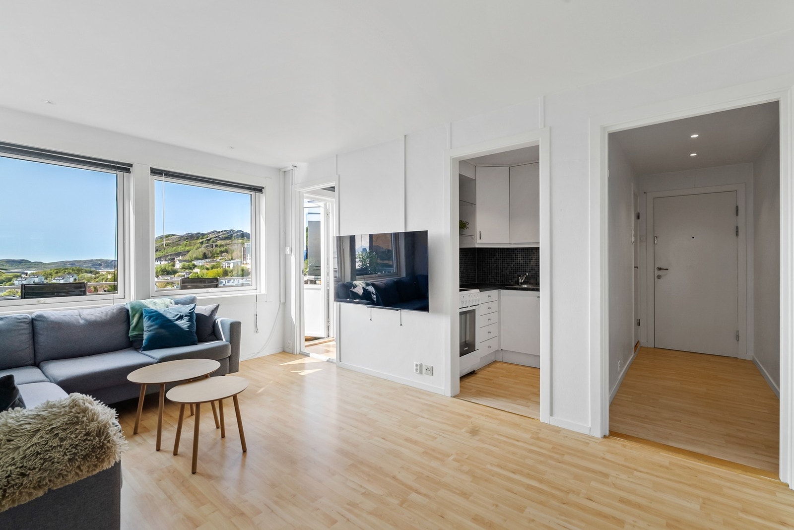 Store vinduer som slipper inn godt med naturlig lys i rommet. Galleribilde