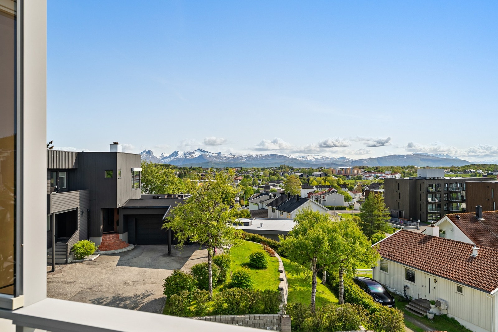 Fra balkongen kan du se fjelllandskap helt fra Børvasstindene og til Sandhornet. Galleribilde