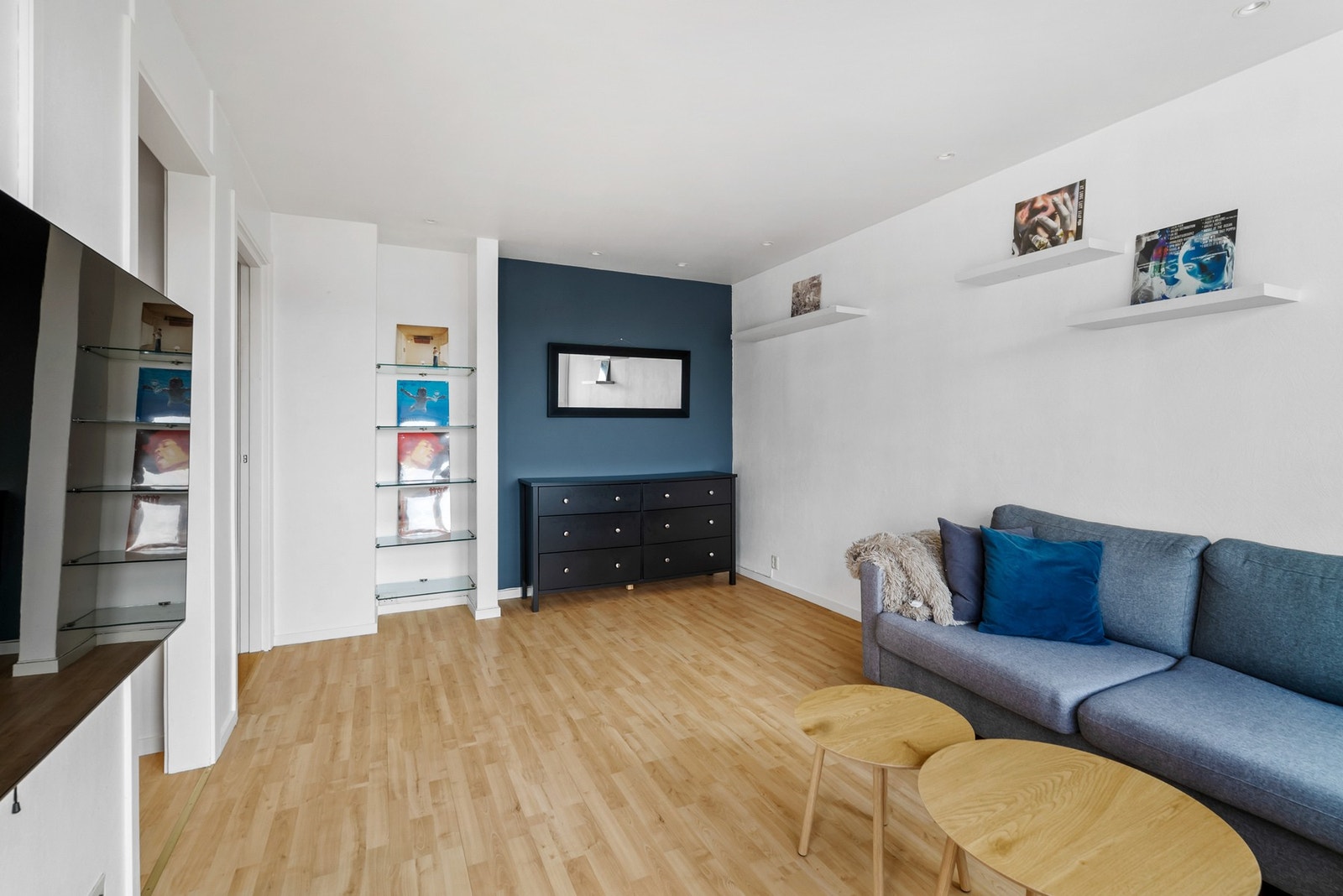 Plass til spisestue ved siden av sofagruppen. Galleribilde