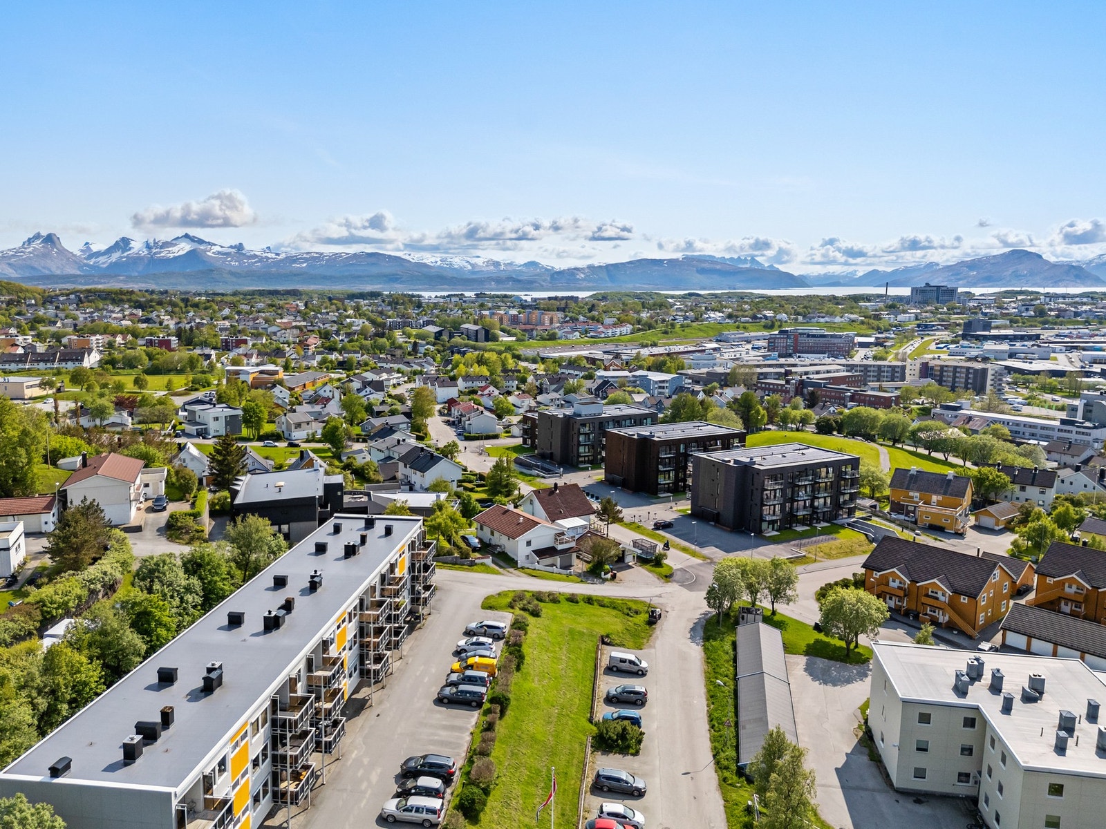Parkering rett utenfor bygget. Galleribilde