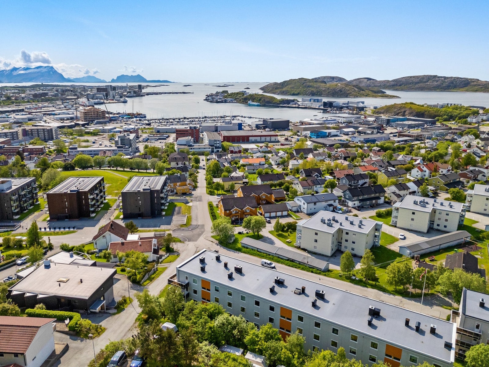 Fra eiendommen er det fin gang- og sykkelavstand til sentrum, samt kort vei til butikker, treningssenter mm. Galleribilde