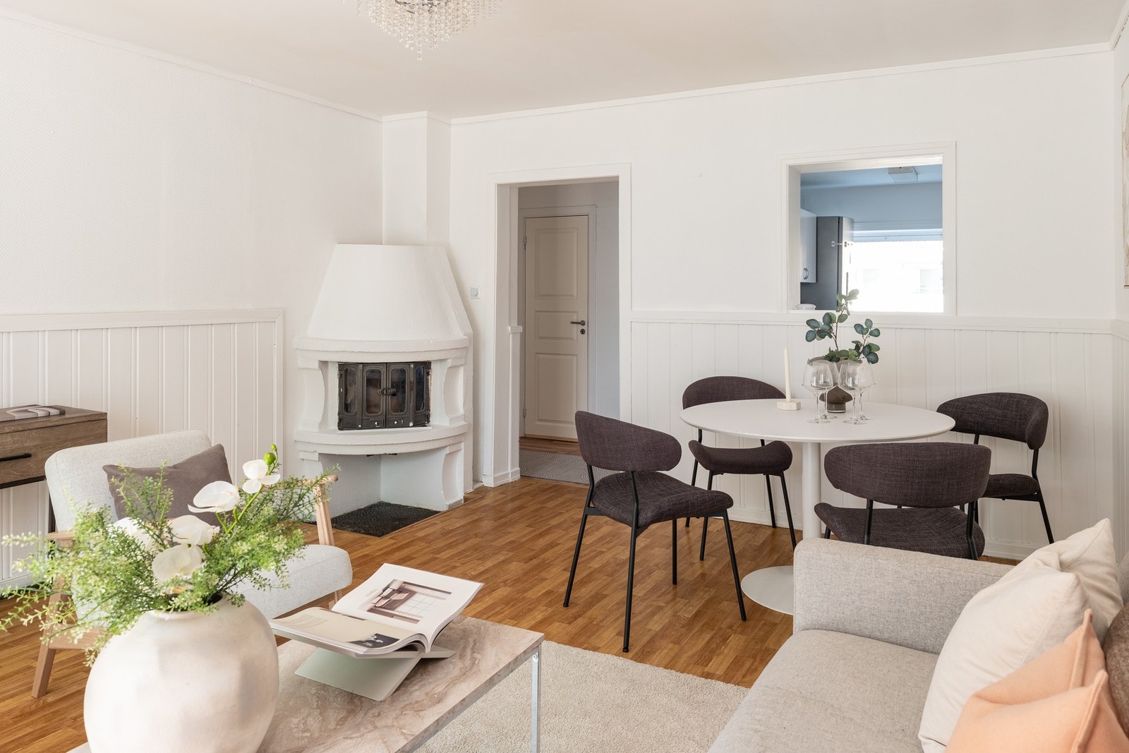 Oppvarmning består av elektrisk og peis, hyggelig ved kalde vinter dager. Galleribilde