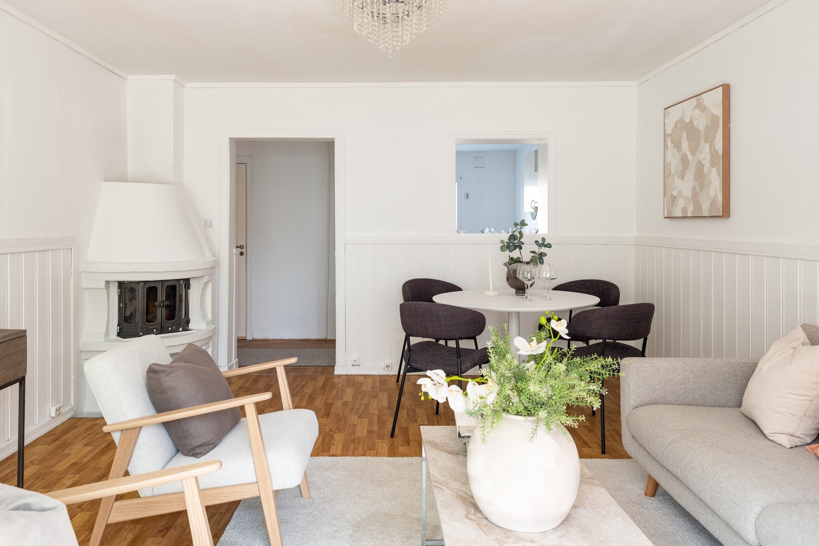 Leiligheten er lys og innbydende med parkett på gulv. Galleribilde