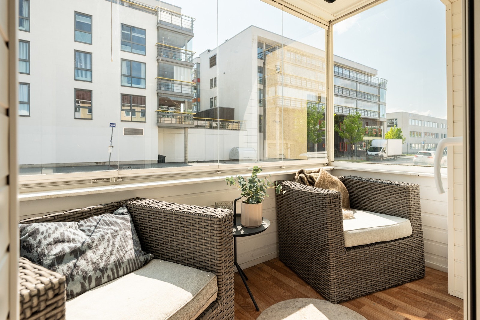 Innglasset balkong på 4 kvm, fungerer som en forlengelse av stuen. Galleribilde